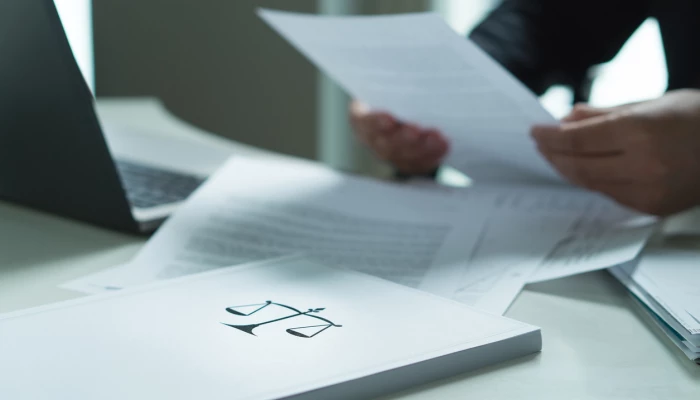 Homme tenant un contrat