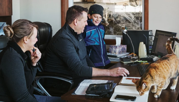 Famille agricole utilisant l'ordinateur