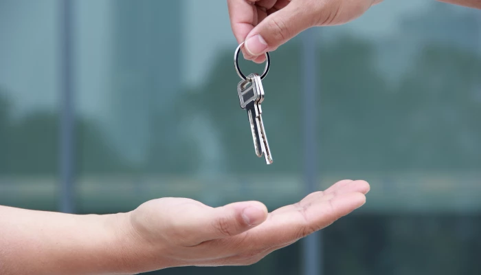 Personne donnait des clés à une seconde