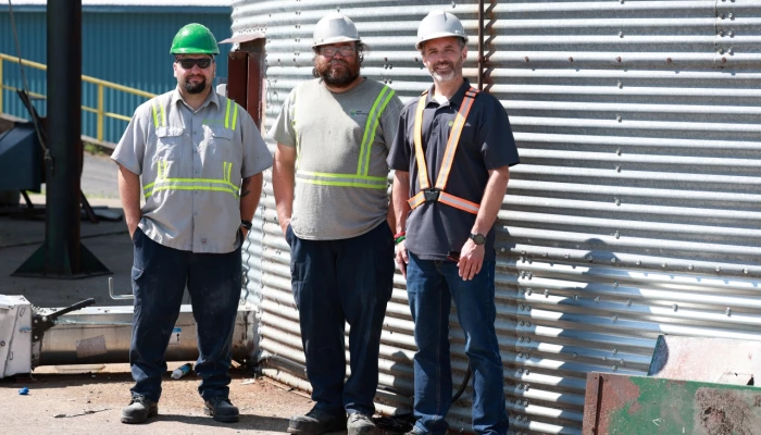 François Aubé, directeur des opérations des centres de grains, Jonathan Demers, opérateur, Jonathan Viens, chef d’équipe, et Alain Trinque, opérateur (absent de la photo) les employés au centre de grains.