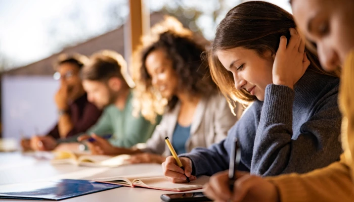 Groupe de jeunes adultes suivant un cours