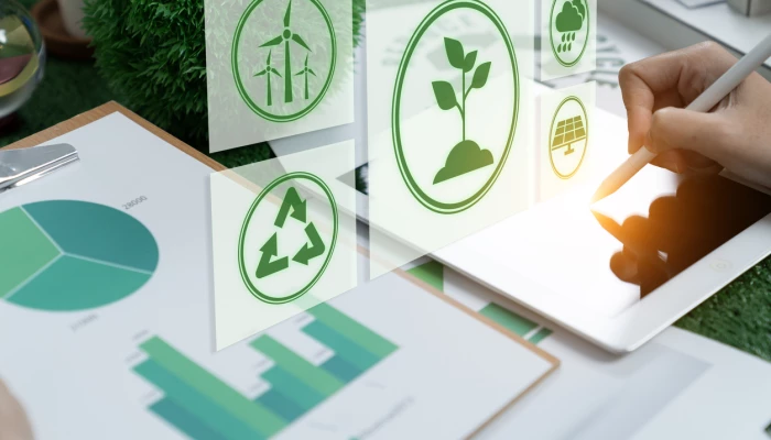 Personne utilisant une tablette avec des icônes en premier plan