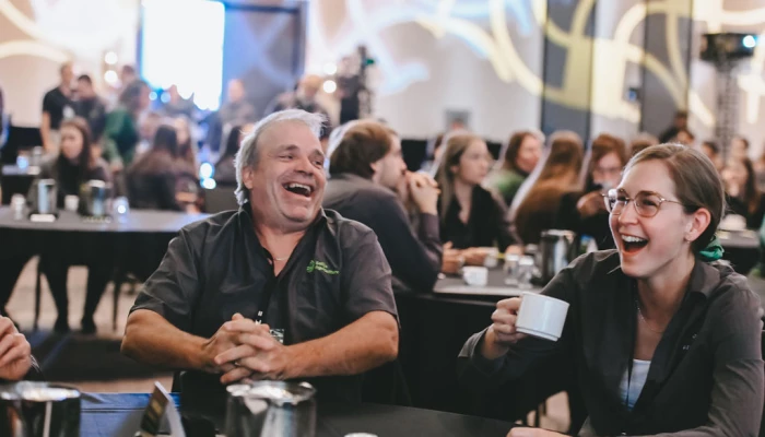 Experts-conseils qui rient