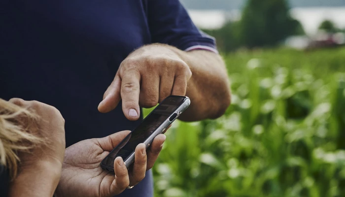 Mains tenant un cellulaire