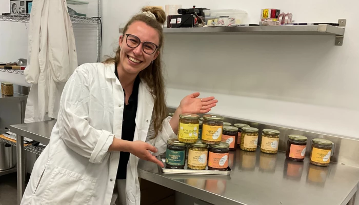 Gabrielle Daneau St-Aubin avec ses produits