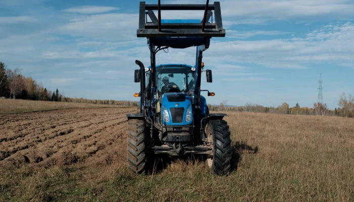 Tracteur New Holland dans un champ