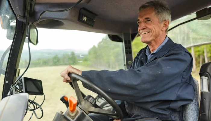 Adrien Pitre dans son tracteur