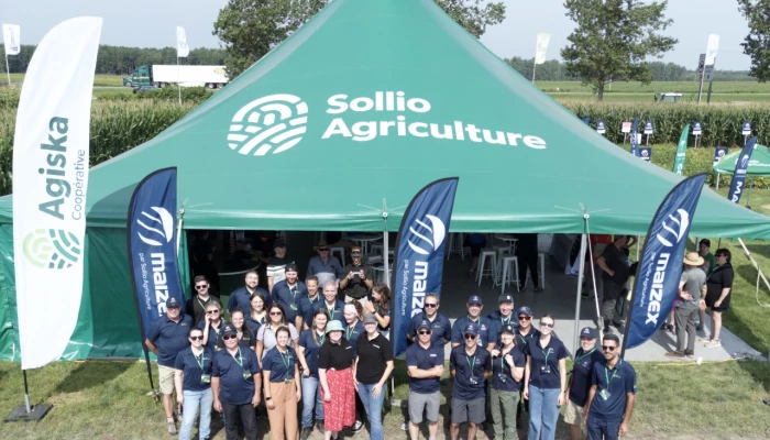 Les employés du réseau de Sollio Groupe Coopératif réunis devant le chapiteau de Sollio Agriculture