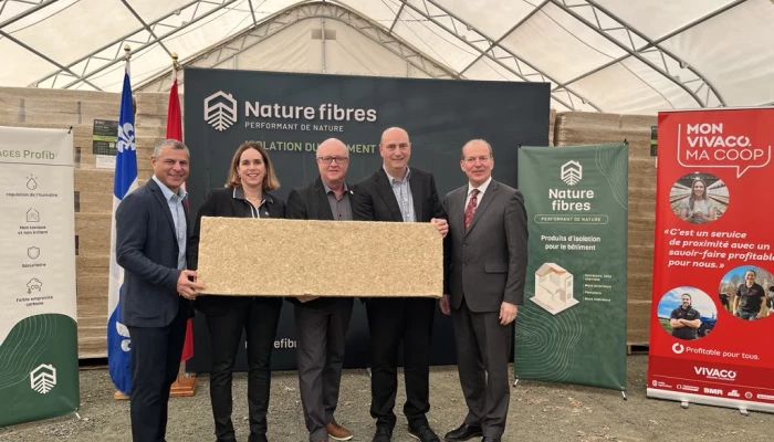 Alain Rayes, député de Richmond-Arthabaska. Christiane Bérubé, directrice générale Nature fibres, Hugues Grimard, préfet de la MRC des Sources et maire de Val-des-Sources, Gervais Laroche, président Nature fibres et chef de la direction de VIVACO groupe coopératif, André Bachand, député de Richmond.