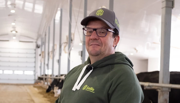 Richard Ferland devant des vaches laitières de sa ferme en Chaudière-Appalaches.
