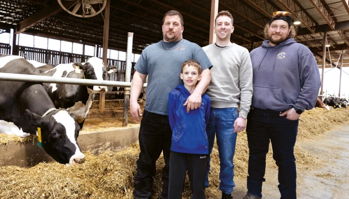 Les copropriétaires Maxime et Michaël Rondeau sont en compagnie du fils de Maxime, Rafaël, et du gérant de troupeau Gabriel Marois.
