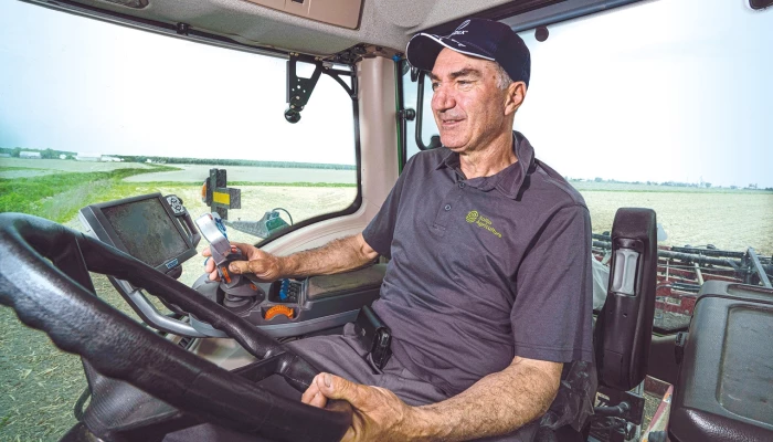 Guy Crépeau, président d’Agiska Coopérative, dans son tracteur