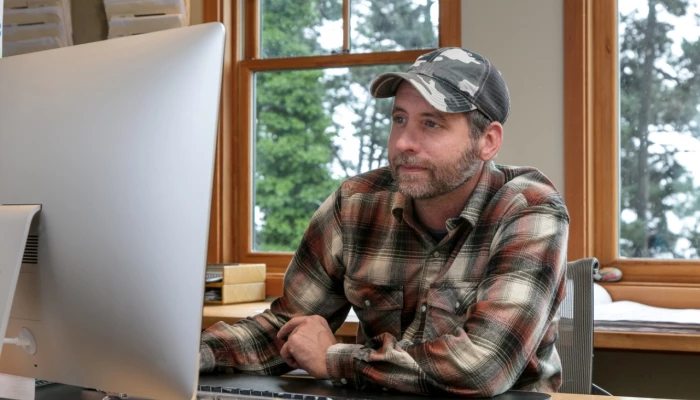 Homme devant son ordinateur