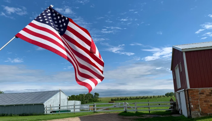 Un drapeau des États-Unis sur fond de paysage agricole