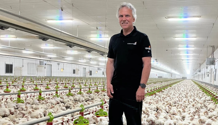 René Gélinas devant son élevage