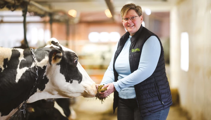 Sophie Gendron avec une vache Holstein