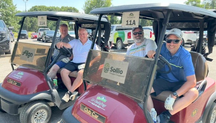 Des golfeurs dans leur voiturette