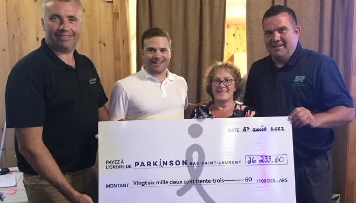 Jean-Nil Fournier, président à La Coop Purdel, Olivier Pastor, directeur général à La Coop Purdel, Micheline Savoie, présidente par intérim de Parkinson Bas-Saint-Laurent et Stéphane Ross, président d’honneur et président de Transport Stéphane Ross.