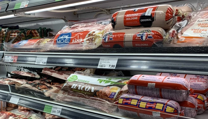 Allée des viandes dans une épicerie