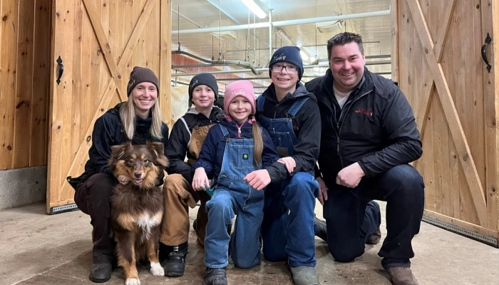 Caroline Bérubé accompagnée de ses enfants et son conjoint