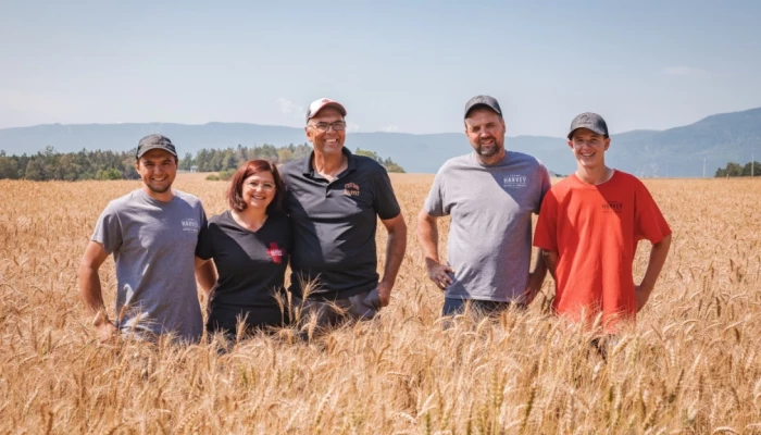 De gauche à droite : Laurent Harvey, Lise Leclerc, Félix Harvey, Martin Harvey et Nicolas Harvey de la Ferme Harvey.