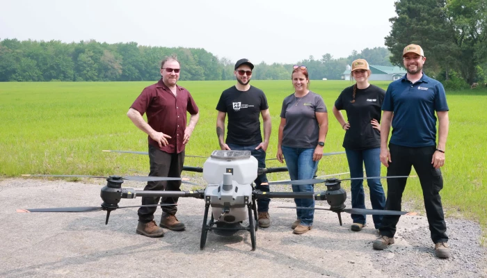 Agriculteurs, pilotes et stagiaire du drone de Novago Coopérative