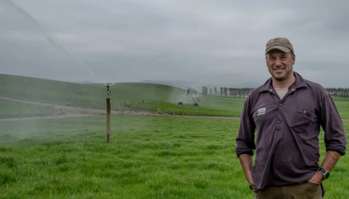 Matt Ross devant son système d'irrigation