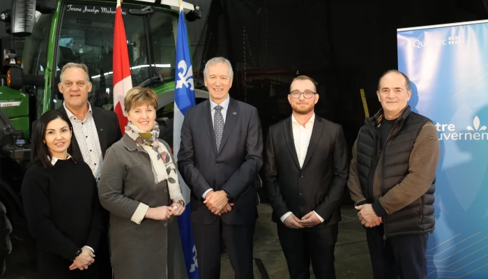Ministre Lamontagne accompagné de l’UPA, d’élus et de producteurs.