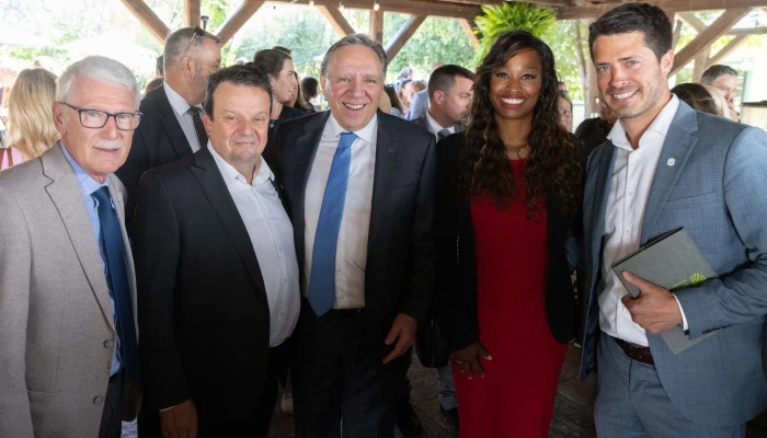 Ernest Desrosiers, Richard Ferland, président de Sollio Groupe Coopératif, François Legault, premier ministre du Québec, Shirley Dorismond, députée de Marie-Victorin, et Marc Poisson, directeur aux affaires publiques et gouvernementales de Sollio Groupe Coopératif.