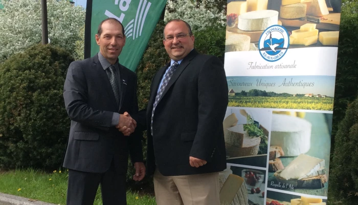 Photo : Yvon Cyr, président de La Coop Agrilait et Frédéric Poulin, président de la Société coopérative agricole de l'Île-aux-Grues.