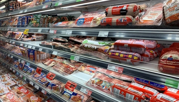 Allée des viandes dans une épicerie