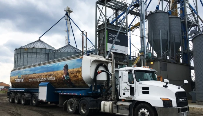 Camion devant le centre de grains