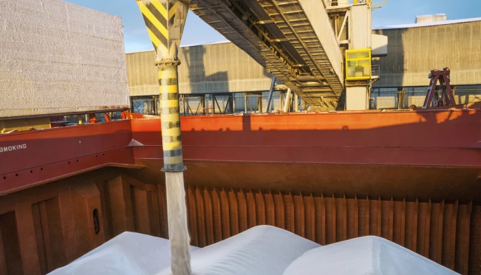 Chargement d'engrais dans un bateau cargo