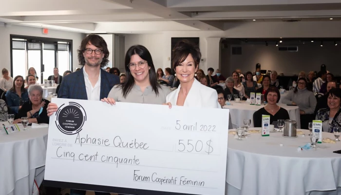 Louis-Philippe Rivard, Émilie Claveau de Covris Coopérative et Josée Boudreault, avec le chèque de 550 $ pour Aphasie Québec.