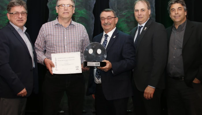 Jean-Yves Lavoie, directeur commercial, Service monogastrique à La Coop fédérée; Denis Beaudoin, copropriétaire de la Ferme du Beauporc (2001) inc.; Réjean Vermette, président de la Filière porcine coopérative; Ghislain Gervais, président de La Coop fédérée et Joël Zummo, directeur du regroupement des Deux Rives.