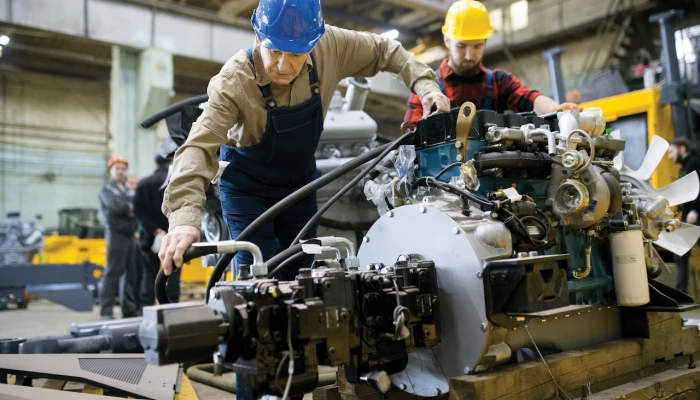 Homme utilisant une machine comportant des vices cachés