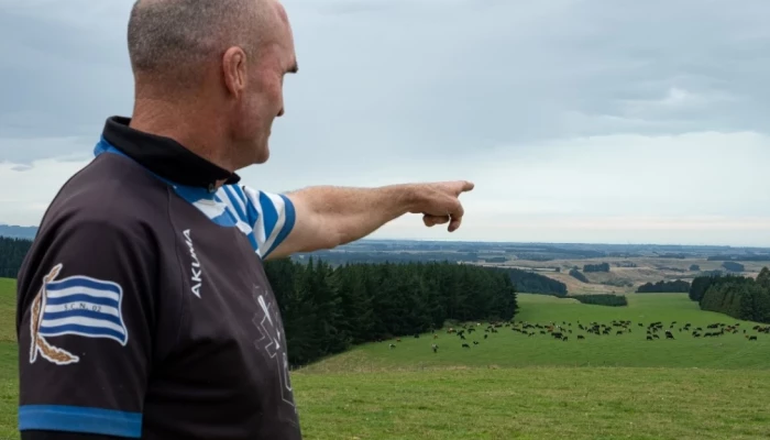 John Gregan devant son élevage