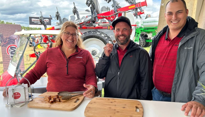 Catherine François, agr., valideuse AQC, Éric Chagnon, conseiller technique Volaille, Raphaël Côté, conseiller technique porcin