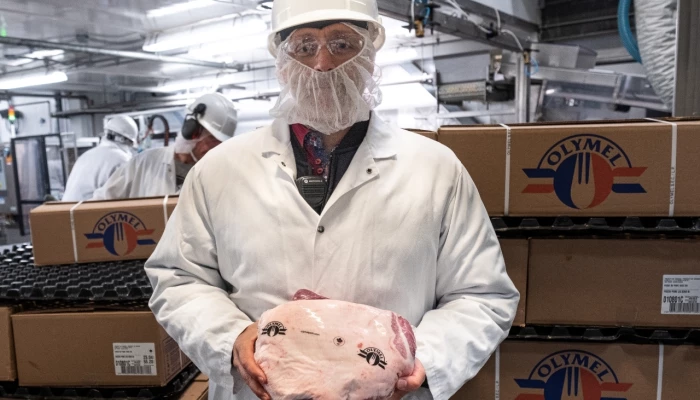 Steve Mayer dans une usine d'Olymel