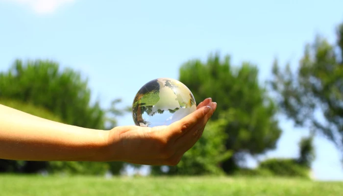 Un globe terrestre tenu dans une main