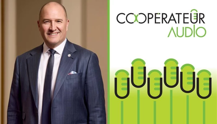 Pascal Houle et le logo du Coopérateur audio