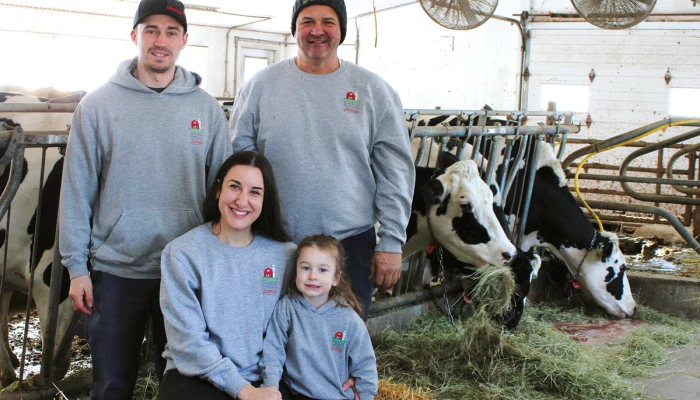 Joanie entourée de son conjoint, de son père et de sa fille.