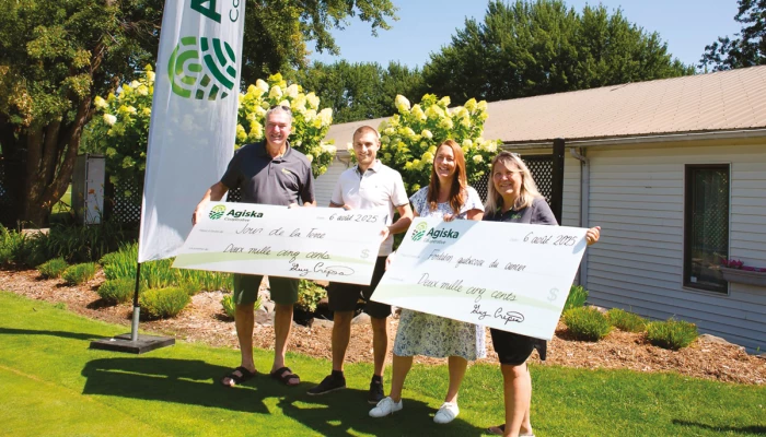 Guy Crépeau, président d’Agiska Coopérateur, Mathieu Neau, directeur des plantations, Jour de la terre, Sandra Asselin, directrice du centre régional de l'Estrie de la Fondation québécoise du cancer et Nathalie Frenette, cheffe de de la direction d’Agiska Coopérative.