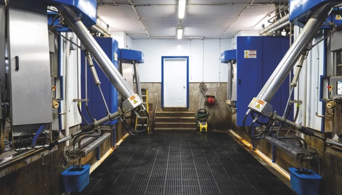 Un salle de traite avec des robots de traite.