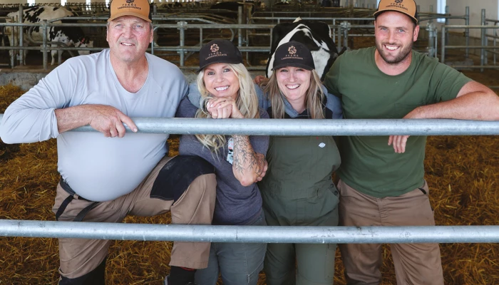 Claude et Claude-Éric entourent Nathalie et Léa de la Ferme Labonnechance