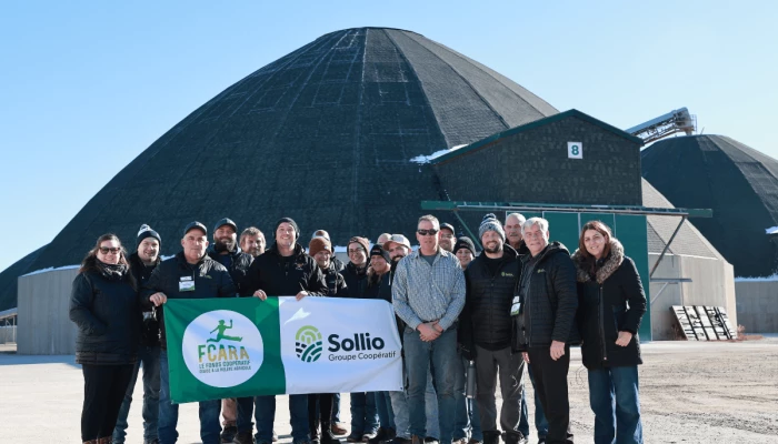 Groupe d'agricultrices et d'agriculteurs du FCARA en visite au centre de distribution de Sollio Agriculture, de Thorndale