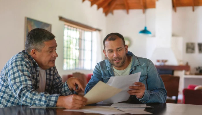 Deux hommes discutent un contrat à une table à manger