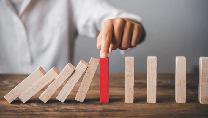 Effet de domino avec des bouts de bois