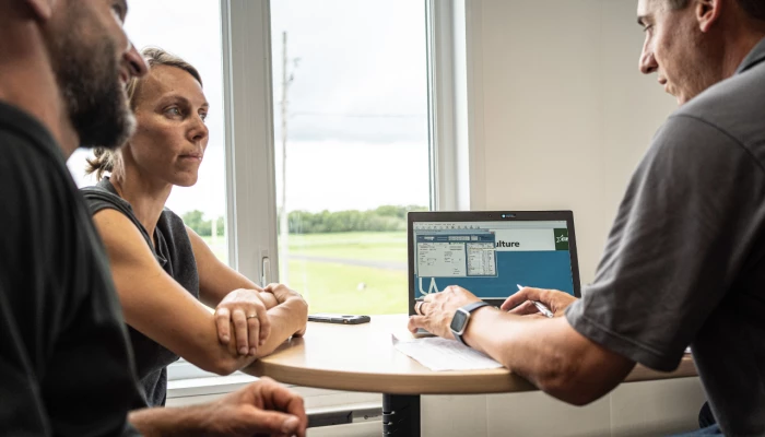 Couple se faisant conseiller avec AgConnexion