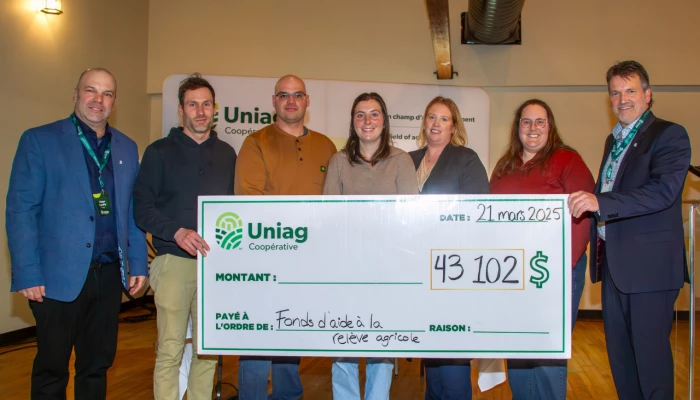 Chèque remis au FCARA par Uniag Coopérative
